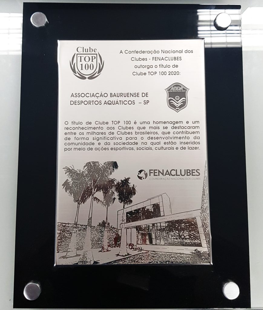 A belíssima placa será instalada em uma parede da Arena ABDA