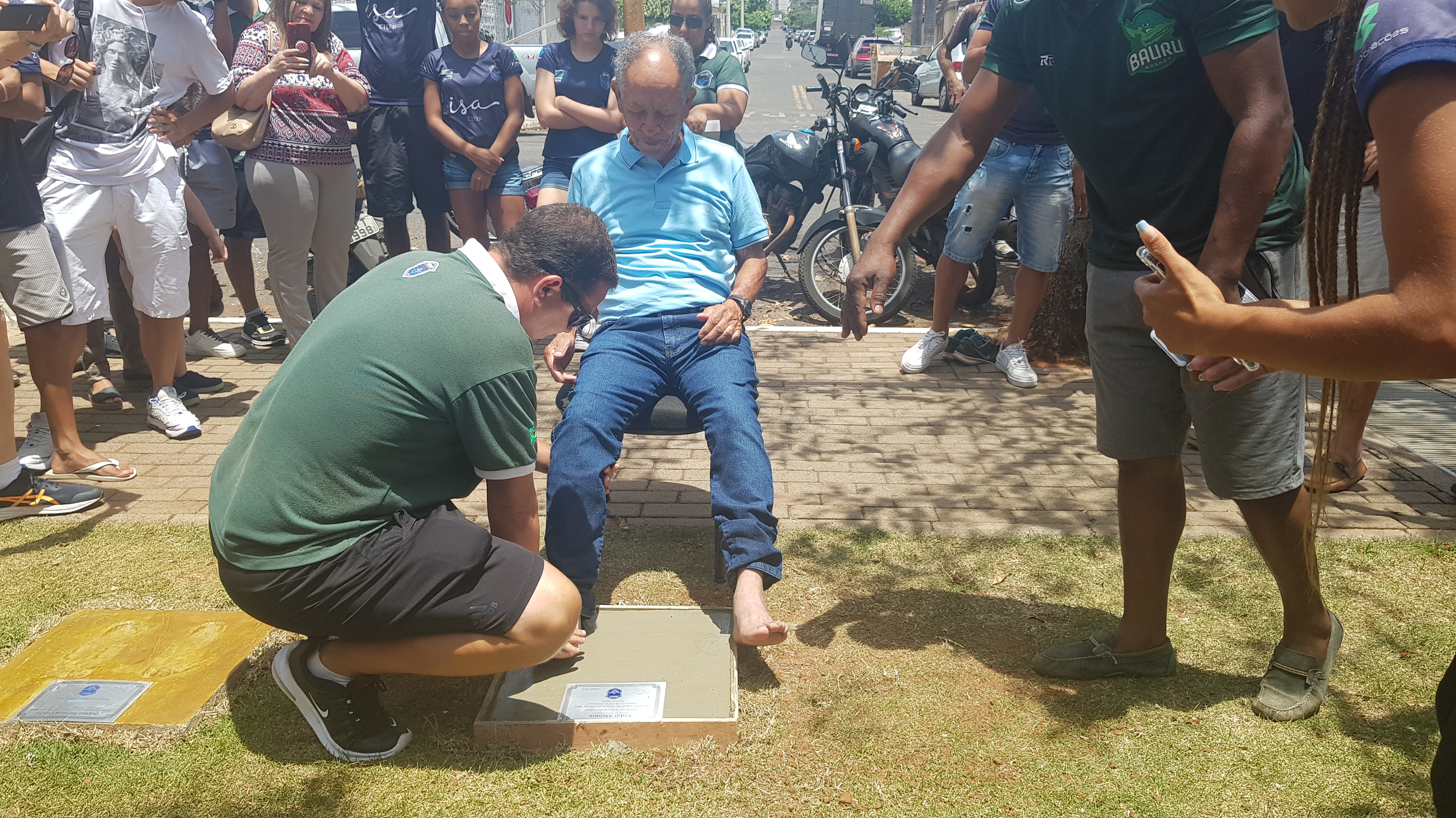 Cabo Alcides recebe homenagem e deixa pegada na �Cal�ada da Fama ABDA�