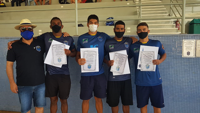 Yuri e os colegas do revezamento ganharam placa de homenagem na Arena ABDA pelo recorde