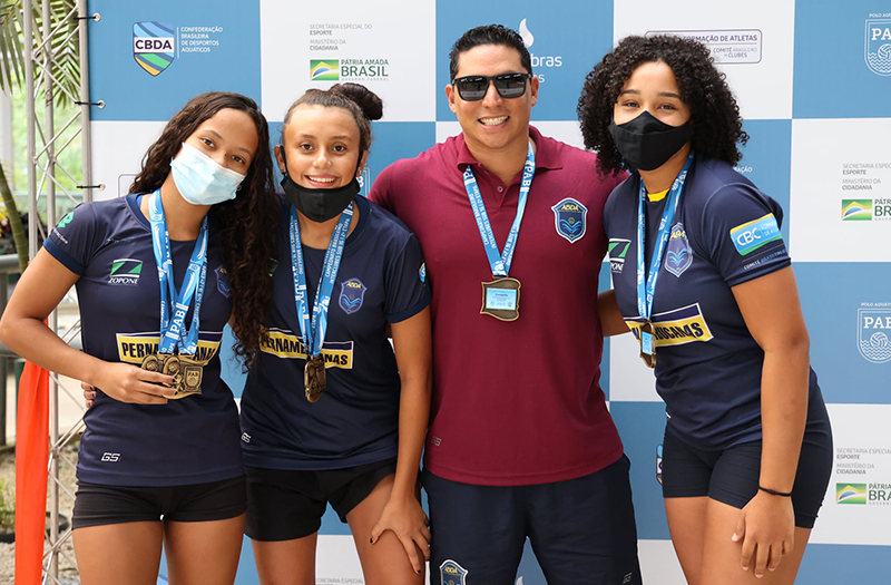 Atletas destaques Let�cia Lorieto, Maria Eduarda Ferreira Oliveira e Karen de Miranda com o auxiliar t�cnico Italo Figueiredo