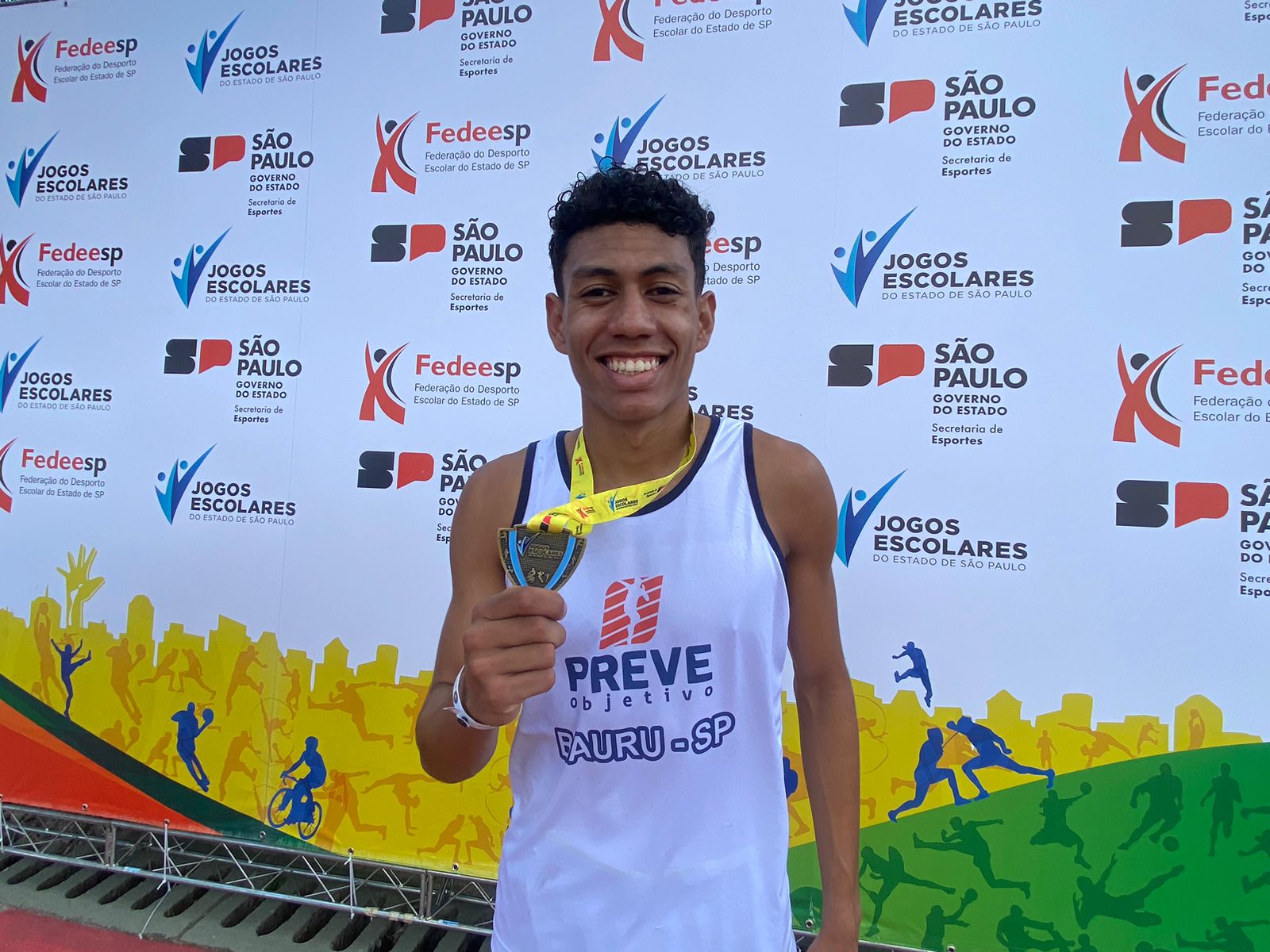 Vinicius Moraes � campe�o dos 800m na final dos Jogos Escolares de SP