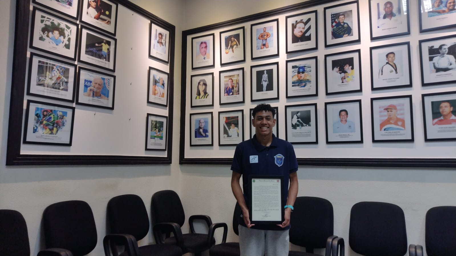 Atleta da ABDA atletismo recebe Mo��o de Aplauso na C�mara